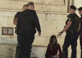 Προσήχθη γυναίκα που έκανε καθιστική διαμαρτυρία στο κενοτάφιο του Αγνώστου Στρατιώτη
