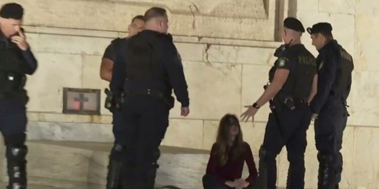 Προσήχθη γυναίκα που έκανε καθιστική διαμαρτυρία στο κενοτάφιο του Αγνώστου Στρατιώτη