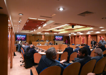 Η κυβέρνηση κλείνει τη στρόφιγγα των πόρων για τους Δήμους