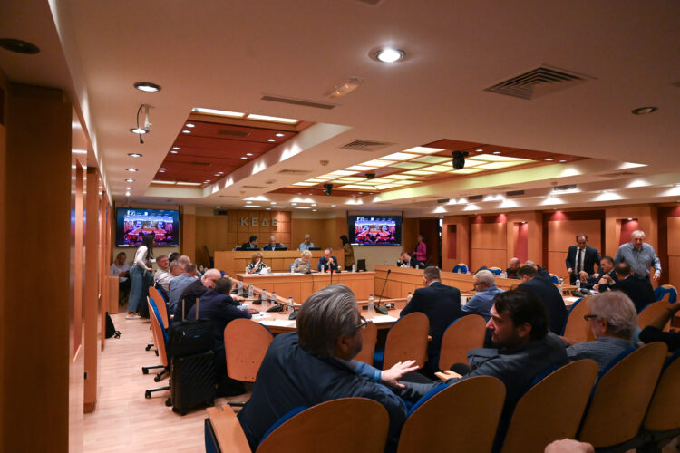 Η κυβέρνηση κλείνει τη στρόφιγγα των πόρων για τους Δήμους