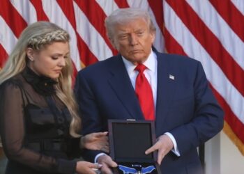 Ο Τραμπ παρασημοφόρησε μεταθανάτια τον ακροδεξιό Τσάρλι Κερκ