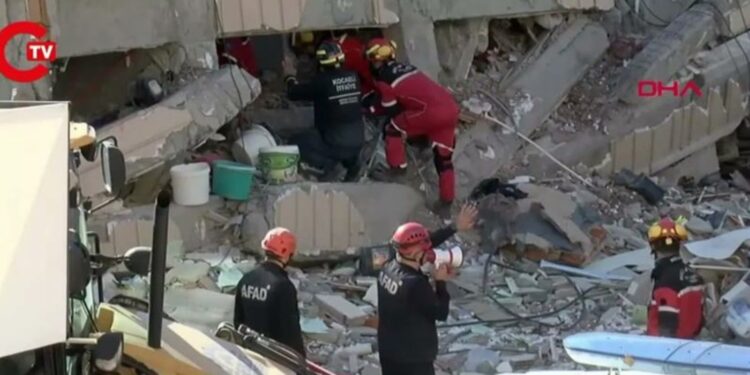 Κωνσταντινούπολη: Ανασύρθηκαν νεκρά δύο παιδιά από τα συντρίμμια του κτιρίου