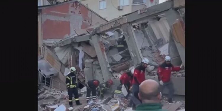 Τραγωδία στην Τουρκία με την κατάρρευση κτιρίου: Βρέθηκε νεκρό ένα παιδί