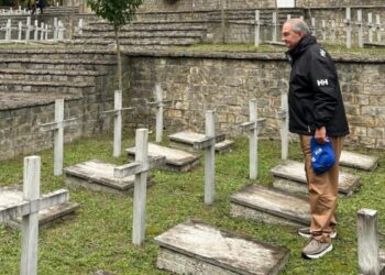 Στα μνημεία πεσόντων στη Βόρεια Ήπειρο ο Κώστας Καραμανλής