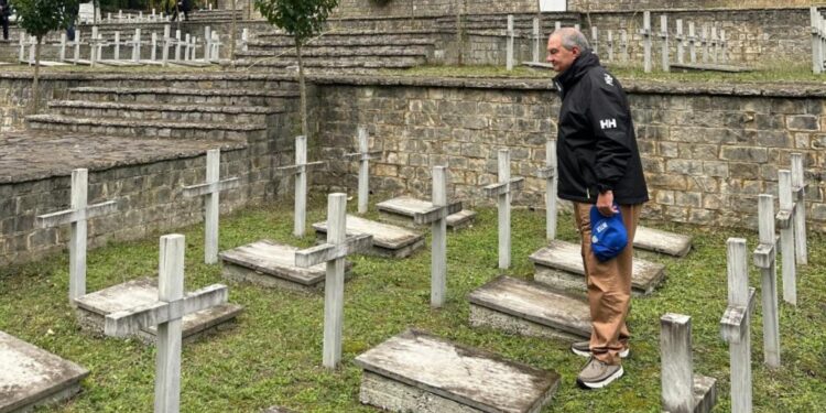 Στα μνημεία πεσόντων στη Βόρεια Ήπειρο ο Κώστας Καραμανλής