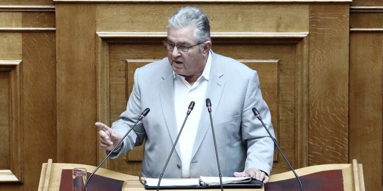 Κουτσούμπας κατά Μητσοτάκη: Πώς νιώσατε σε ρόλο ντεκόρ, με τον Τραμπ να πλέκει το εγκώμιο Ερντογάν