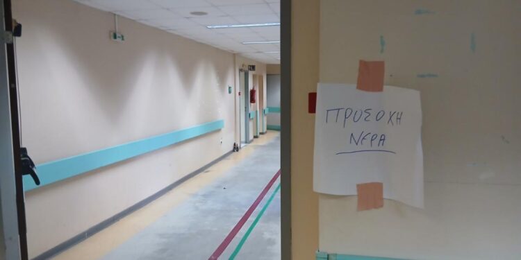 «Κύριε Γεωργιάδη, οι παρεμβάσεις μπάζουν» – Πλημμύρισε το «ανακαινισμένο» ΤΕΠ του νοσοκομείου Νίκαιας που είναι έτοιμο να παραδοθεί