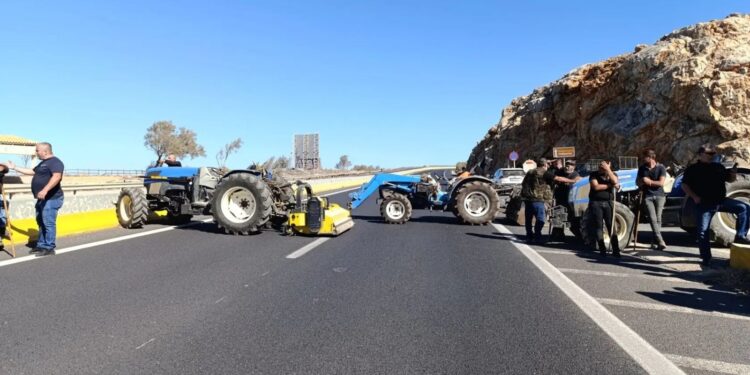 Κρήτη: Νέα μπλόκα από αγρότες και κτηνοτρόφους – Κλειστός ο ΒΟΑΚ στον Καρτερό