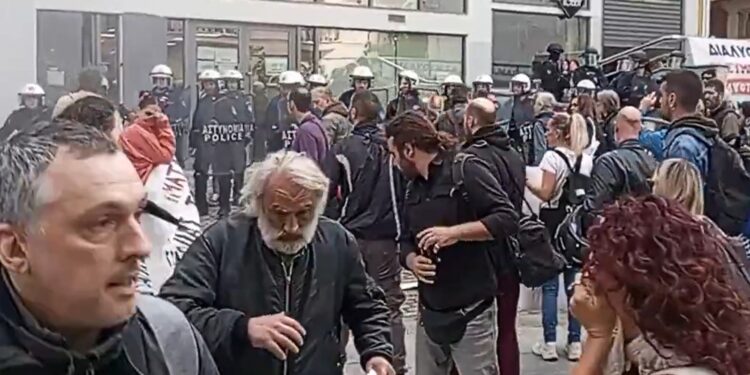 Ματ και χημικά κατά γονέων και εκπαιδευτικών στο Μεταξουργείο (βίντεο)