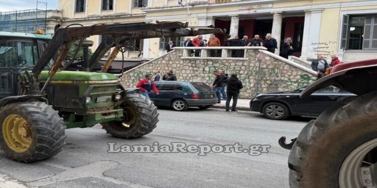 Λαμία: Βγήκαν με τρακτέρ στα δικαστήρια αγρότες και κτηνοτρόφοι