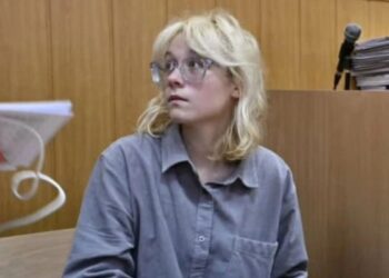 Ρωσία: Η 18χρονη μουσικός «Ναόκο» ξανά στη φυλακή για τα αντιπολεμικά τραγούδια της