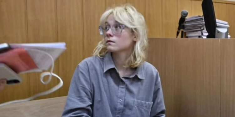 Ρωσία: Η 18χρονη μουσικός «Ναόκο» ξανά στη φυλακή για τα αντιπολεμικά τραγούδια της