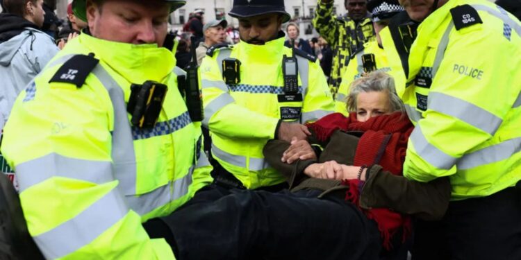 Βρετανία: Δικαστική δίωξη σε 30 ακτιβιστές που διαδήλωναν υπέρ της Palestine Action