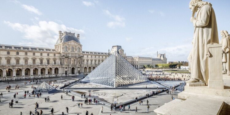 Ληστεία στο Μουσείο του Λούβρου: Η ανάρτηση της υπουργού Πολιτισμού