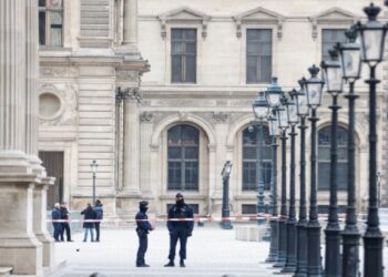 Πέντε νέοι ύποπτοι συνελήφθησαν για τη μεγάλη ληστεία στο Λούβρο – Άφαντα παραμένουν τα κλοπιμαία