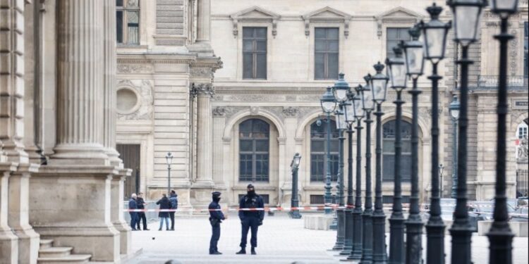 Πέντε νέοι ύποπτοι συνελήφθησαν για τη μεγάλη ληστεία στο Λούβρο – Άφαντα παραμένουν τα κλοπιμαία