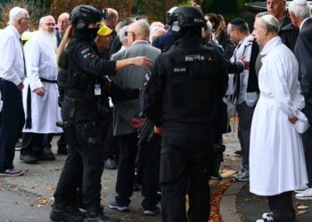 Ο Στάρμερ επιστρέφει άρον – άρον στη Βρετανία μετά την επίθεση στο Μάντσεστερ