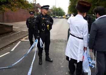 Ο Στάρμερ επιστρέφει άρον – άρον στη Βρετανία μετά την επίθεση στο Μάντσεστερ