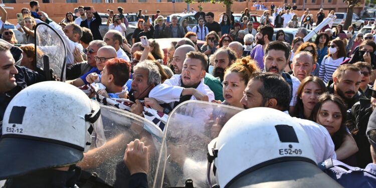 Ένταση στο νοσοκομείο «Αττικόν»: Τα ΜΑΤ δεν άφησαν γιατρούς και νοσηλευτές να πλησιάσουν στη φιέστα Μητσοτάκη – Γεωργιάδη