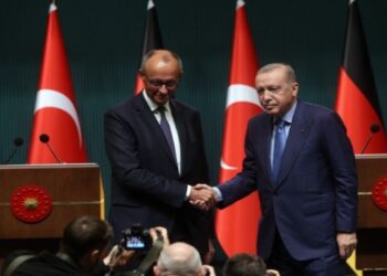 Σφοδρές αντιδράσεις και κριτική για την επίσκεψη του καγκελάριου Μερτς στην Τουρκία