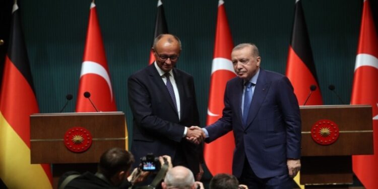 Σφοδρές αντιδράσεις και κριτική για την επίσκεψη του καγκελάριου Μερτς στην Τουρκία