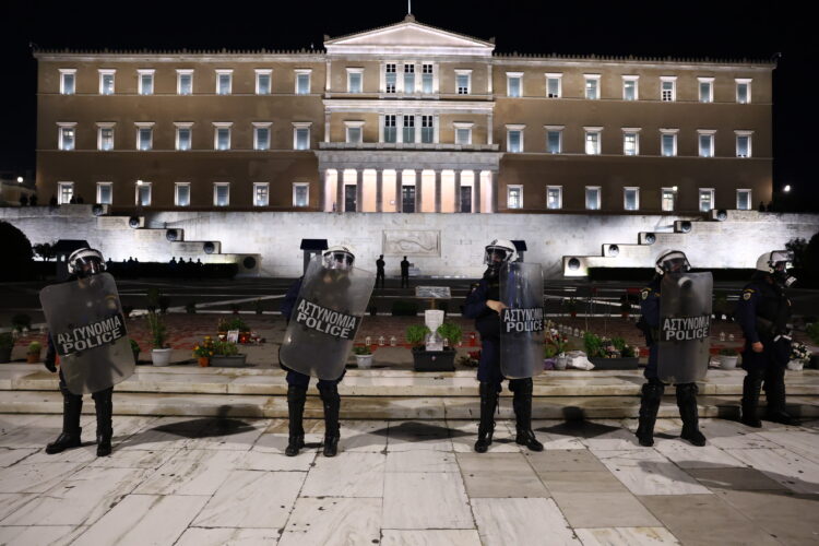 Βαθαίνει η κόντρα για τον Άγνωστο Στρατιώτη: Ο Δούκας στα δικαστήρια – Κυβερνητική σύγχυση και ιδιωτικοποίηση της καθαριότητας