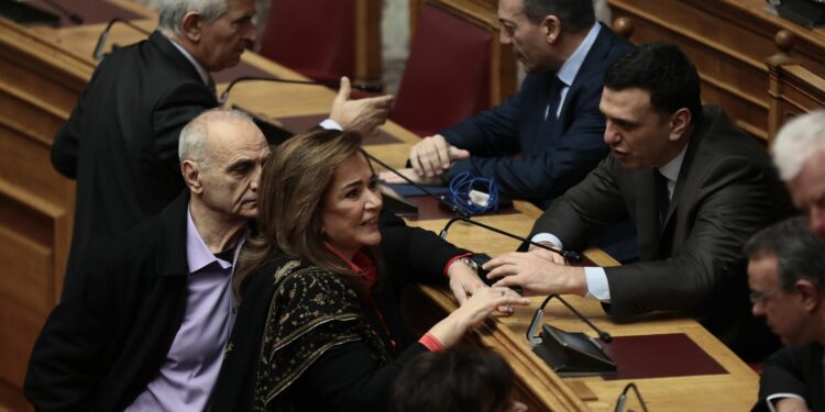 «Πόλεμος» Μπακογιάννη – Κικίλια για τον λιμενάρχη Χανίων με αλληλοκατηγορίες για «αλαζονεία» και «νόμο της ζούγκλας»