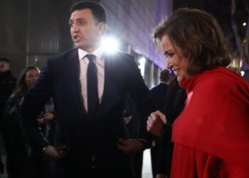 Ποιος βουλευτής του ΠΑΣΟΚ και γιατί πήρε θέση υπέρ της Μπακογιάννη στην κόντρα με τον Κικίλια