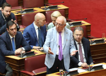 Βουλή: Επιφυλάξεις της Aντιπολίτευσης στον «κόφτη»