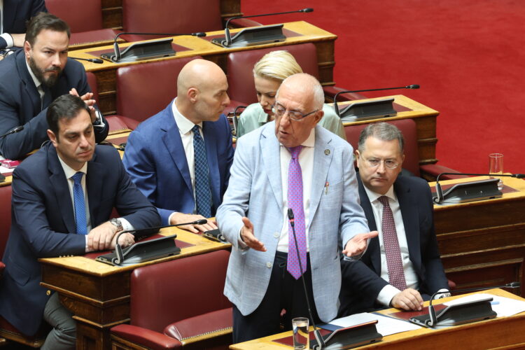 Βουλή: Επιφυλάξεις της Aντιπολίτευσης στον «κόφτη»