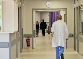 Η… δωρεάν Υγεία κοστίζει πάνω από 5,5 δισ. στις τσέπες των Ελλήνων – Οι ασφαλιστικές καλοβλέπουν και τα δημόσια νοσοκομεία