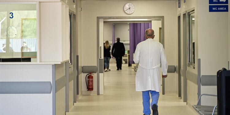 Η… δωρεάν Υγεία κοστίζει πάνω από 5,5 δισ. στις τσέπες των Ελλήνων – Οι ασφαλιστικές καλοβλέπουν και τα δημόσια νοσοκομεία