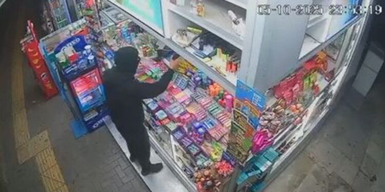 Συνελήφθησαν δύο 16χρονοι για ένοπλες ληστείες σε περίπτερα στα νότια προάστια Ι ΒΙΝΤΕΟ