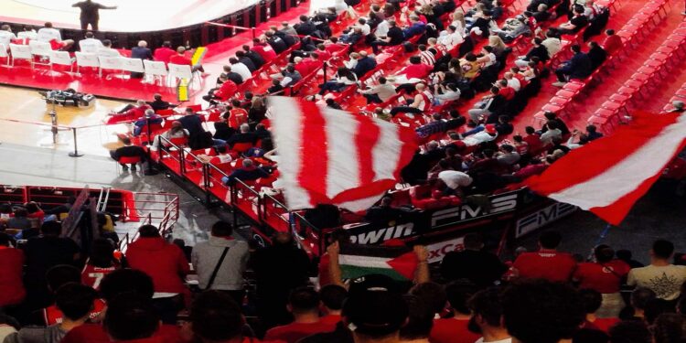 Κάλεσμα πάνω από 700 οπαδών του Ολυμπιακού: Οι εκπρόσωποι της γενοκτονίας είναι ανεπιθύμητοι στο ΣΕΦ