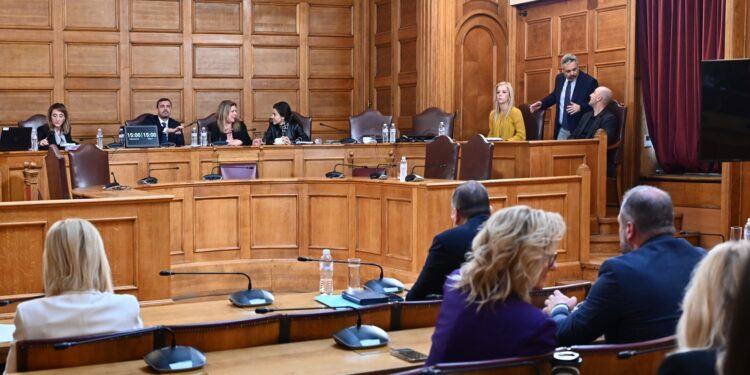 «Τανγκό» για δύο στην Εξεταστική για τον ΟΠΕΚΕΠΕ: ΝΔ και ΠΑΣΟΚ διασταύρωσαν τα ξίφη τους για τον Μ. Κορασίδη
