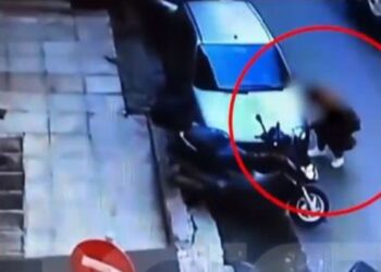 Παγκράτι: Γυναίκα σκάει λάστιχα αυτοκινήτων και γίνεται «καπνός» Ι ΒΙΝΤΕΟ