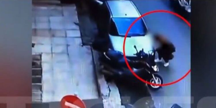 Παγκράτι: Γυναίκα σκάει λάστιχα αυτοκινήτων και γίνεται «καπνός» Ι ΒΙΝΤΕΟ