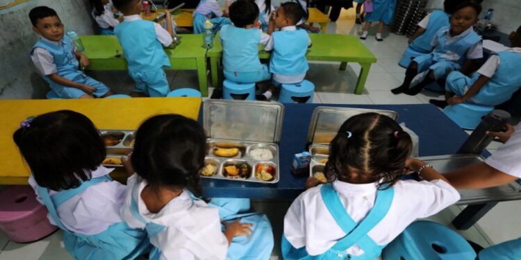 Ινδονησία: Πάνω από 9.000 παιδιά έχουν υποστεί τροφική δηλητηρίαση