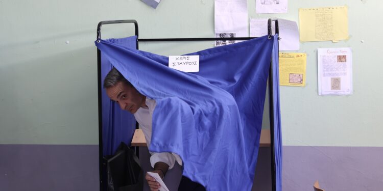 Δημοσκόπηση MRB: Σχεδόν 1 στους 4 Νεοδημοκράτες λέει «όχι» σε 3η κυβερνητική θητεία Μητσοτάκη