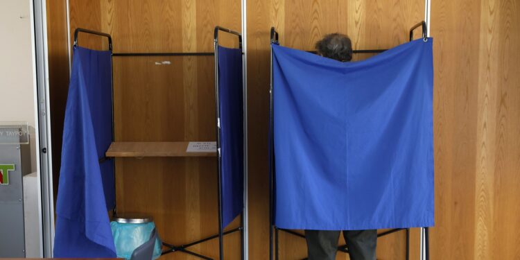 Δημοσκόπηση Interview: Οι πολίτες προτιμούν «χάος» από Μητσοτάκη – Στο όριο της εκπροσώπησης ο ΣΥΡΙΖΑ