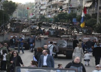 28η Οκτωβρίου: Με Drones και όπλα AI στη Θεσσαλονίκη – Υπό αστυνομικό κλοιό στην Αθήνα