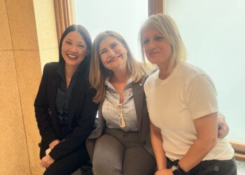 Τρεις κυρίες χαλαρώνουν μέσα στην ένταση της Βουλής