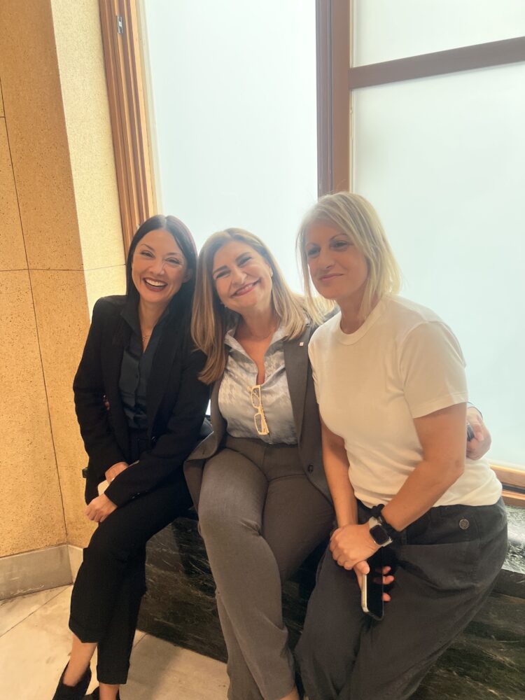 Τρεις κυρίες χαλαρώνουν μέσα στην ένταση της Βουλής