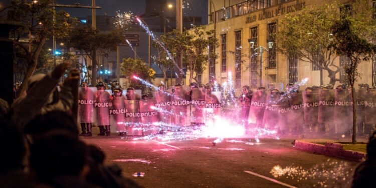 Περού: Τουλάχιστον 75 οι τραυματίες σε επεισόδια κατά τη διάρκεια διαδήλωσης