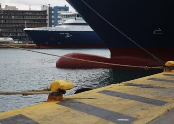 Εργατικό ατύχημα στο «Blue Star Μύκονος»: Τραυματισμός ναυτικού κατά τη διαδικασία απεμπλοκής κάβου