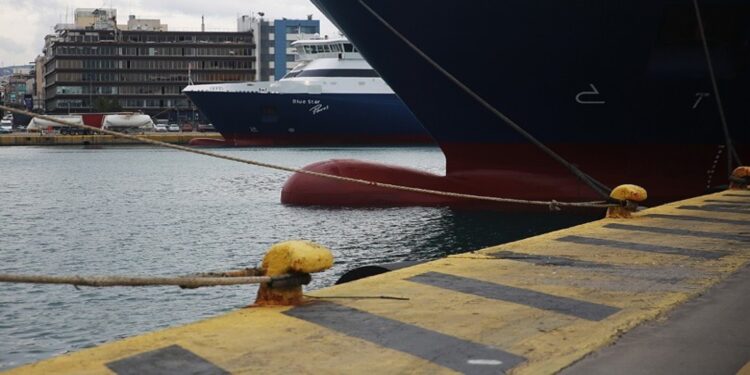 Εργατικό ατύχημα στο «Blue Star Μύκονος»: Τραυματισμός ναυτικού κατά τη διαδικασία απεμπλοκής κάβου