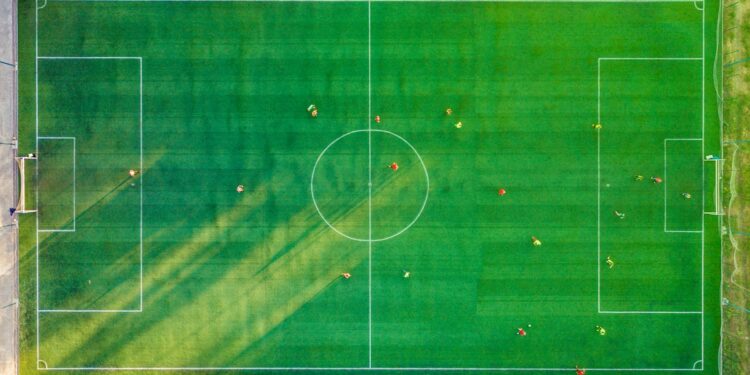 Super League Κ19: Ύβρεις, ρατσισμός και ιπτάμενα μπουκάλια στο ΑΕΛ-Ολυμπιακός