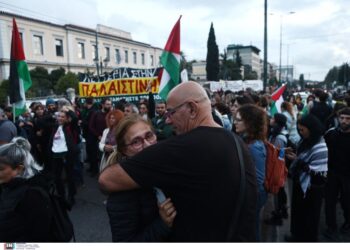 “Κάτω τα χέρια από το Global Sumud Flotilla” – Πλήθος κόσμου στη συγκέντρωση στην Αθήνα