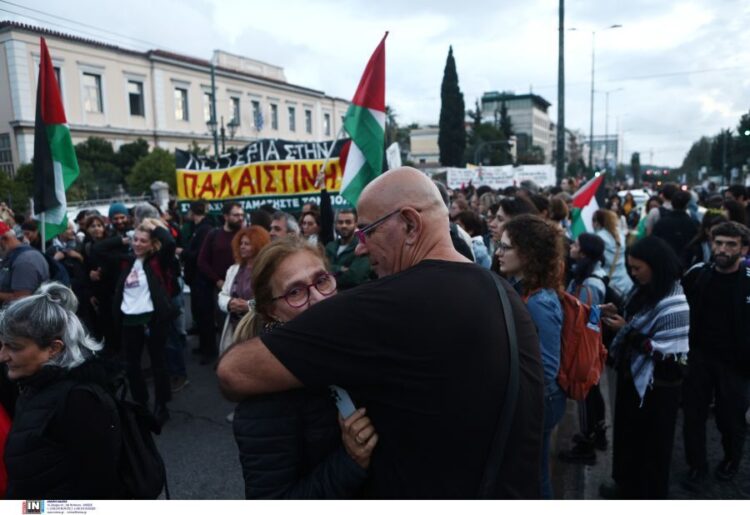 “Κάτω τα χέρια από το Global Sumud Flotilla” – Πλήθος κόσμου στη συγκέντρωση στην Αθήνα