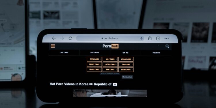 Θεσσαλονίκη: Χειροπέδες σε δύο μέλη διεθνούς σπείρας που διακινούσε παιδική πορνογραφία